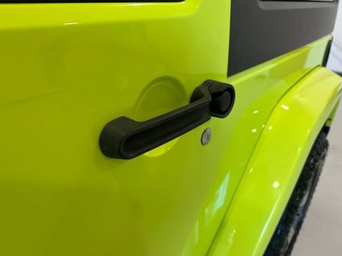 Used 2017 Jeep Wrangler Sahara w/ Connectivity Group AWD/4WD image 11