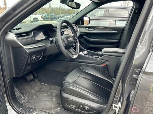 Used 2024 Jeep Grand Cherokee Limited w/ Black Appearance Package image 5