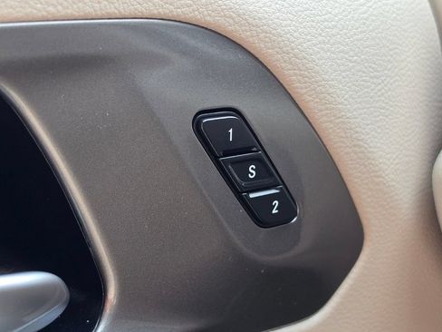 Used 2023 Chrysler Pacifica Touring-L FWD image 19