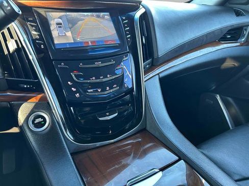 Used 2017 Cadillac Escalade ESV Luxury image 33