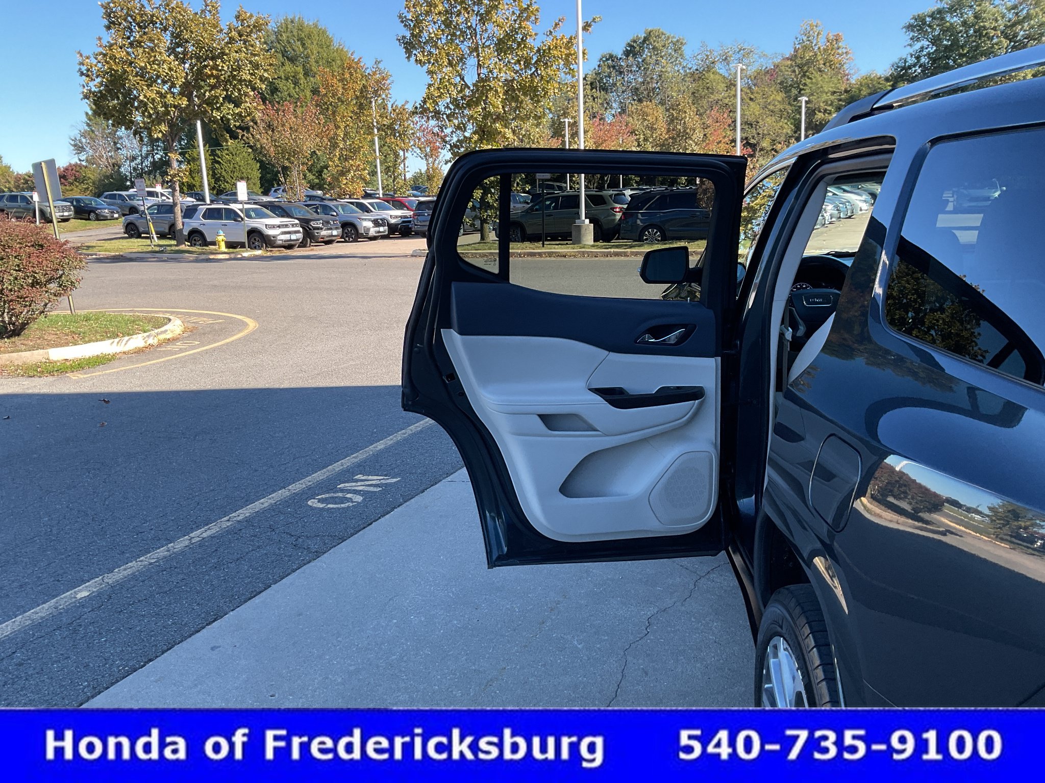 Used 2023 GMC Acadia Denali w/ Denali Ultimate Package FWD image 19