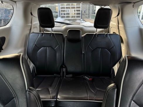 Used 2023 Chrysler Pacifica Limited image 21
