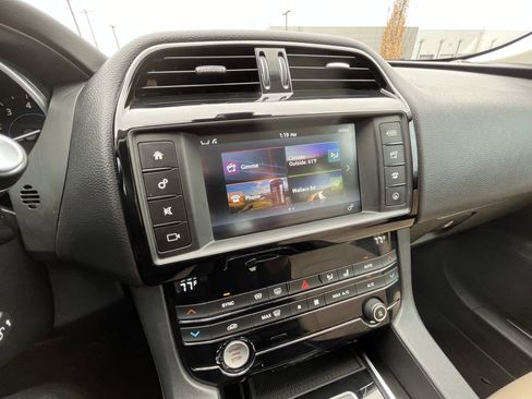 Used 2018 Jaguar F-PACE Premium image 26