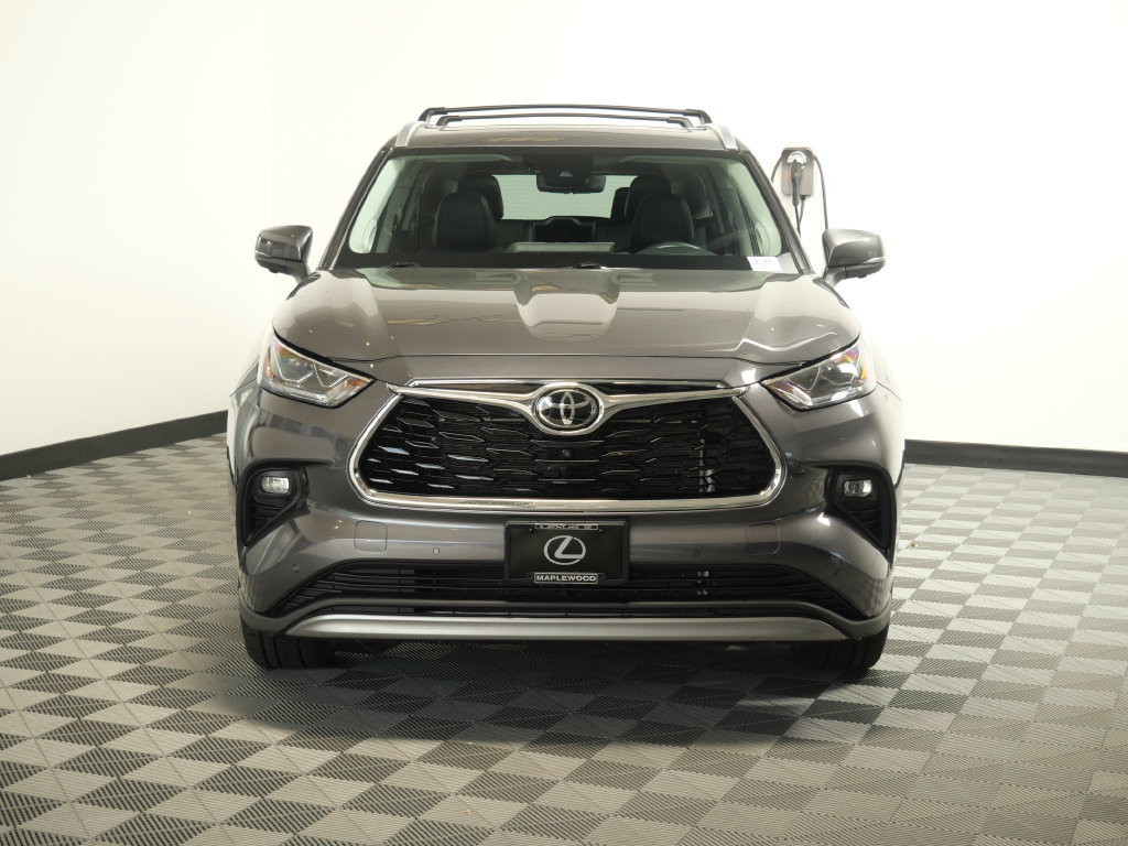 Used 2023 Toyota Highlander Platinum AWD/4WD image 2