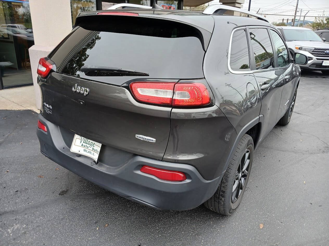 Used 2016 Jeep Cherokee Latitude w/ Cold Weather Group AWD/4WD image 13