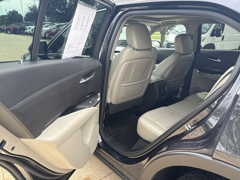 Used 2022 Cadillac XT4 Luxury w/ Cold Weather Package AWD/4WD image 11