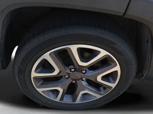 Used 2016 Jeep Renegade Latitude image 18