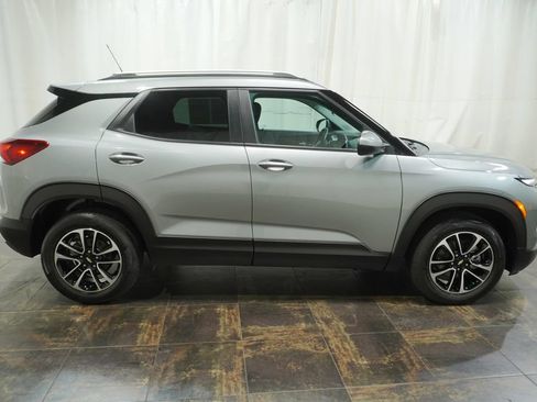 Used 2024 Chevrolet TrailBlazer LT w/ LT Cold Weather Package FWD image 4