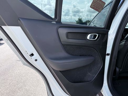Used 2019 Volvo XC40 T4 R-Design FWD image 13
