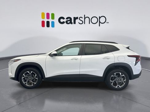 Used 2025 Chevrolet Trax LT w/ LT Convenience Package FWD image 2