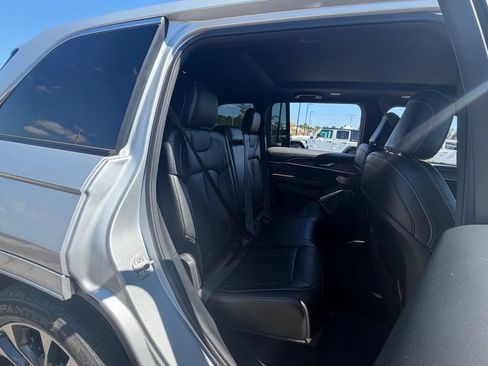 Used 2023 Jeep Grand Cherokee Overland AWD/4WD image 46