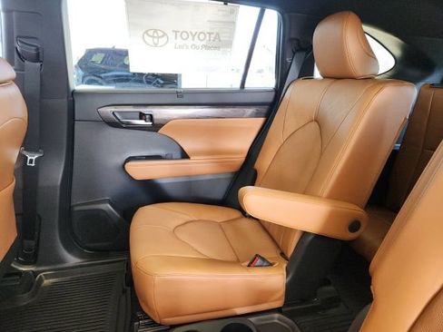 New 2026 Toyota Highlander Platinum image 21