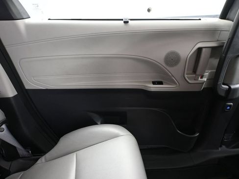 Used 2022 Toyota Sienna XLE AWD/4WD image 35