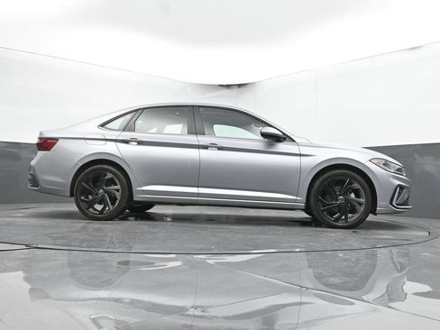 Used 2025 Volkswagen Jetta SE FWD image 24