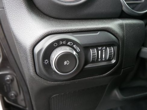 Used 2020 Jeep Wrangler Unlimited Sahara w/ Uconnect 4C Nav & Sound Group AWD/4WD image 17