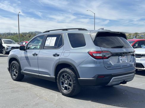 Used 2025 Honda Pilot TrailSport image 3