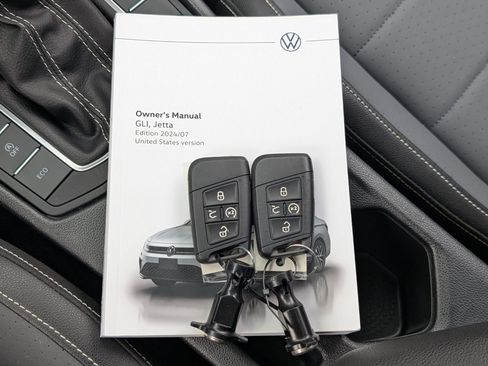 Used 2025 Volkswagen Jetta SE w/ Sunroof Package image 36