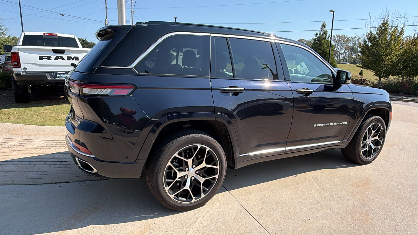 Used 2024 Jeep Grand Cherokee Summit AWD/4WD image 8