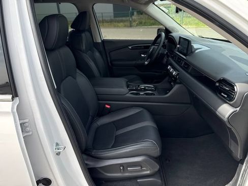 Used 2025 Honda Pilot Touring image 9