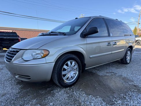Used 2005 Chrysler Town & Country Touring image 2