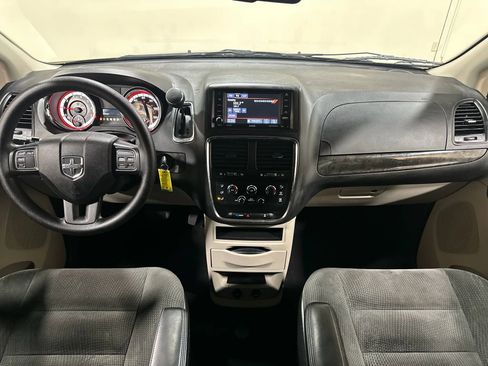 Used 2018 Dodge Grand Caravan SE w/ UConnect Hands-Free Group image 45