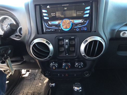 Used 2017 Jeep Wrangler Unlimited Rubicon w/ Max Tow Package image 22