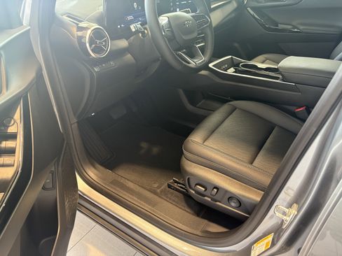 Used 2025 Chevrolet Equinox LT w/ Convenience Package II image 8