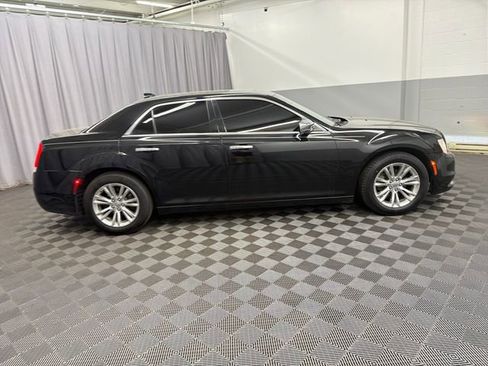 Used 2016 Chrysler 300 C RWD image 9