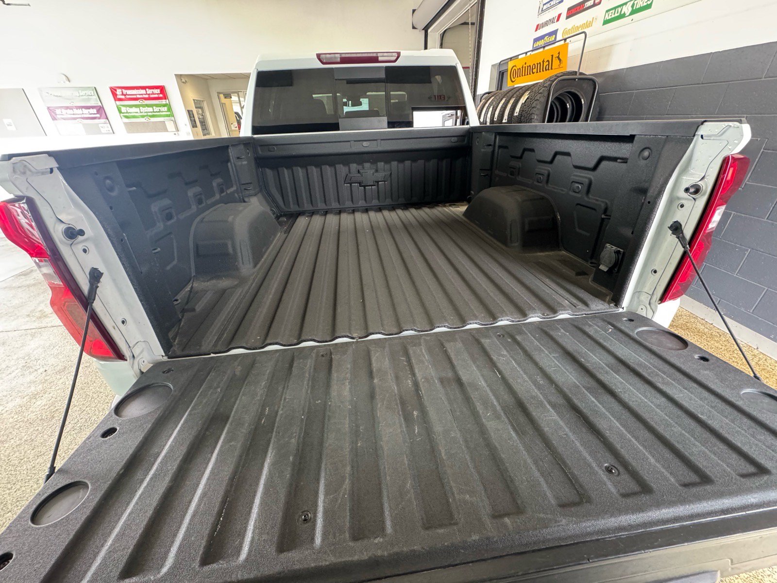 Used 2022 Chevrolet Silverado 1500 RST w/ Redline Edition AWD/4WD image 9