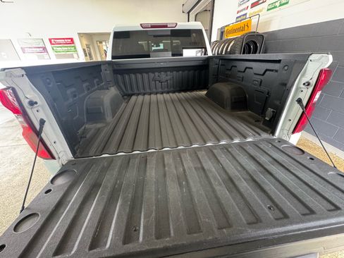 Used 2022 Chevrolet Silverado 1500 RST w/ Redline Edition AWD/4WD image 9