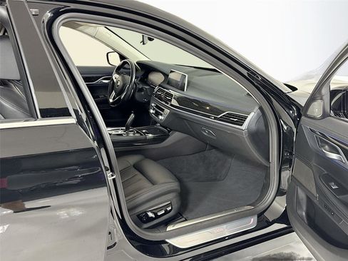 Used 2021 BMW 740i image 34