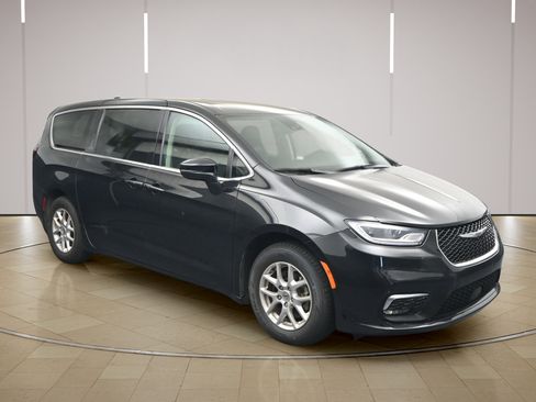 Used 2023 Chrysler Pacifica Touring-L FWD image 1