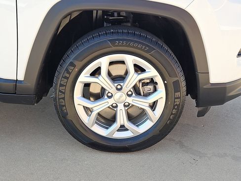 Used 2024 Jeep Compass Latitude AWD/4WD image 5
