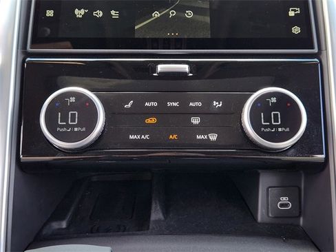 Used 2024 Land Rover Discovery Dynamic SE image 18