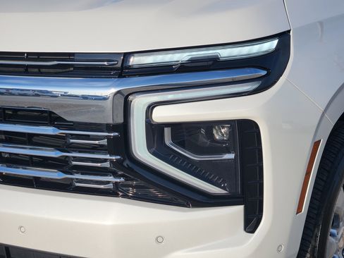 Used 2025 Chevrolet Suburban Premier RWD image 8