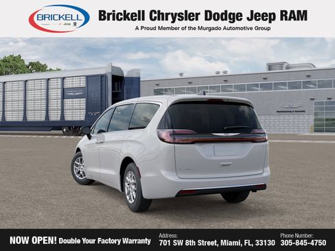 New 2026 Chrysler Pacifica Select image 3