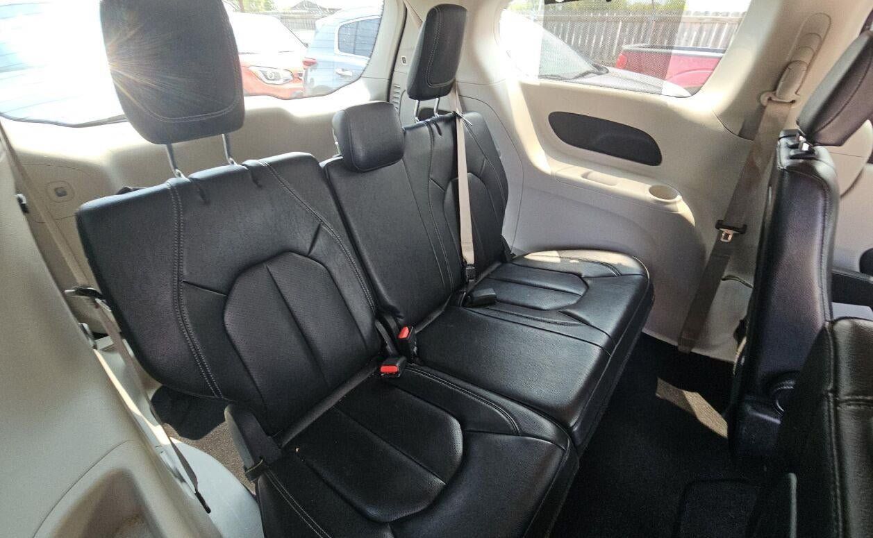 Used 2022 Chrysler Pacifica Touring-L FWD image 11