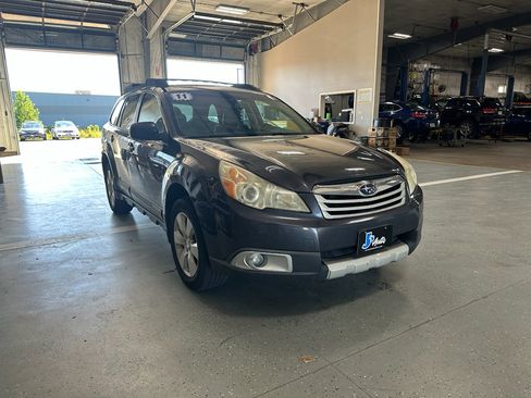 Used 2011 Subaru Outback 2.5i Limited w/ PWR Moonroof Pkg image 4