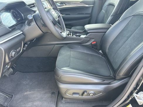 New 2026 Jeep Grand Cherokee Laredo image 9