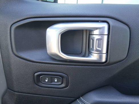Used 2022 Jeep Wrangler Unlimited Sahara AWD/4WD image 19