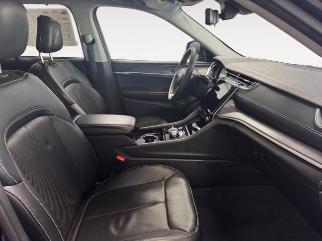 Used 2023 Jeep Grand Cherokee Limited w/ Luxury Tech Group II AWD/4WD image 4