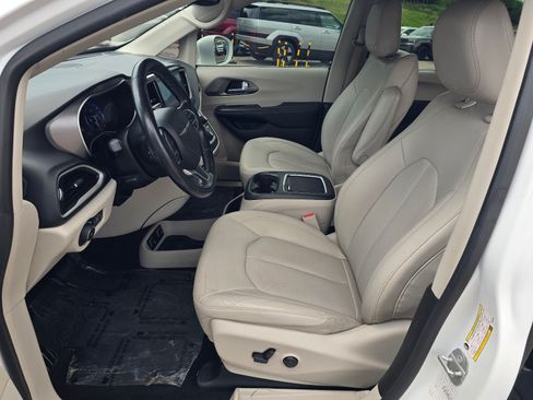 Used 2021 Chrysler Pacifica Touring-L FWD image 12