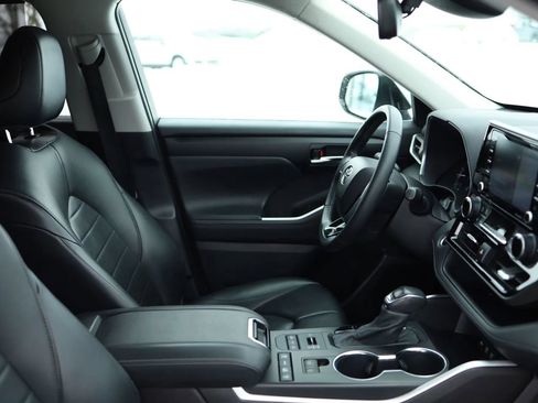 Used 2021 Toyota Highlander XLE AWD/4WD image 58