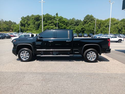 Used 2024 Chevrolet Silverado 2500 High Country w/ High Country Premium Package AWD/4WD image 3