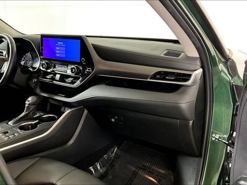 Used 2023 Toyota Highlander XLE image 16