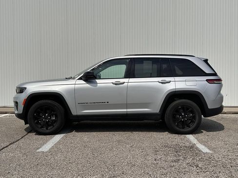 Used 2025 Jeep Grand Cherokee Altitude AWD/4WD image 3