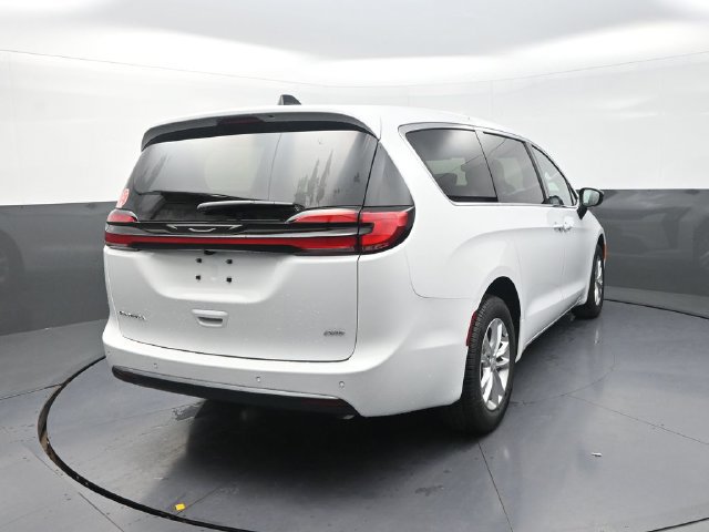 New 2027 Chrysler Pacifica Select AWD/4WD image 8
