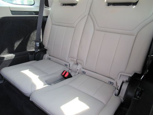 Used 2018 Land Rover Discovery HSE AWD/4WD image 37