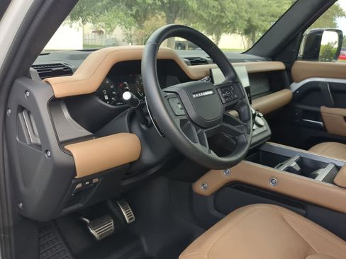 Certified 2025 Land Rover Defender 90 V8 AWD/4WD image 10