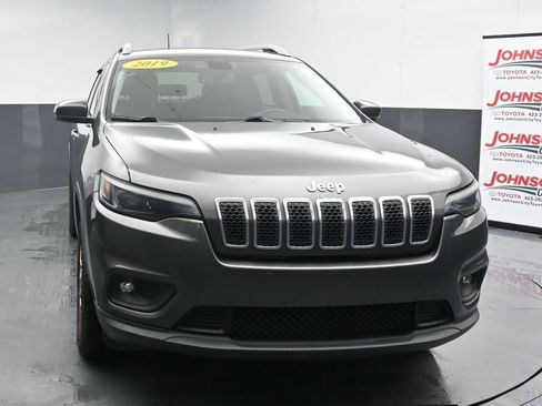 Used 2019 Jeep Cherokee Latitude Plus w/ Comfort/Convenience Group AWD/4WD image 3